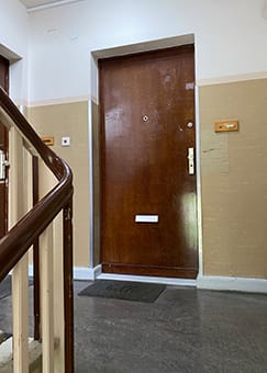 Treppenhaus Eisenzahnstraße aus der Wiederaufbauphase von 1952 mit den charakteristischen Wandverkleidungen (Quelle: B. Dreisow)