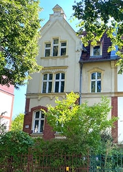 Fassade des unter Ensembleschutz stehenden Wohnhauses (Quelle: B. Dreisow)