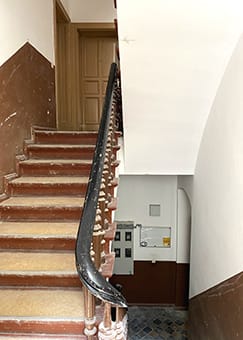 Farbbefunderhebung an ausgewählten Bauteilen im Treppenhaus