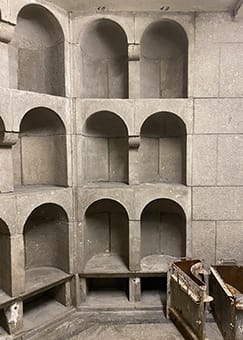 Kolumbarien im Kellerraum, Urnennischen im bauzeitlichen Zustand